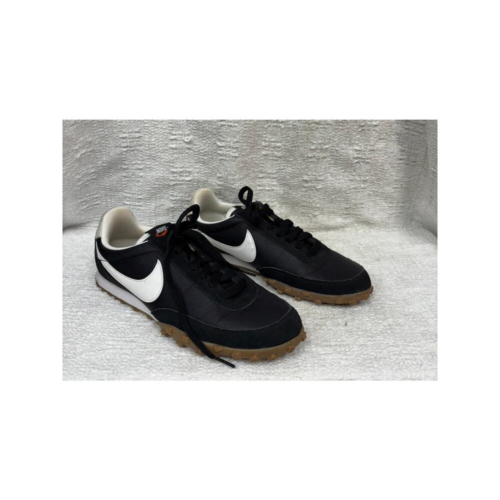 Nike Women's Black & White Soccer Shoes Size 8.5 #44989